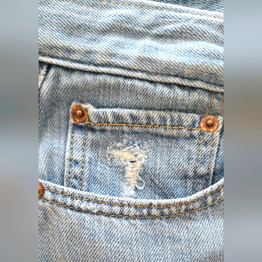 Levi's Light Blue Boyfriend Jeans Size 29 In EUC - Picture 5 of 5